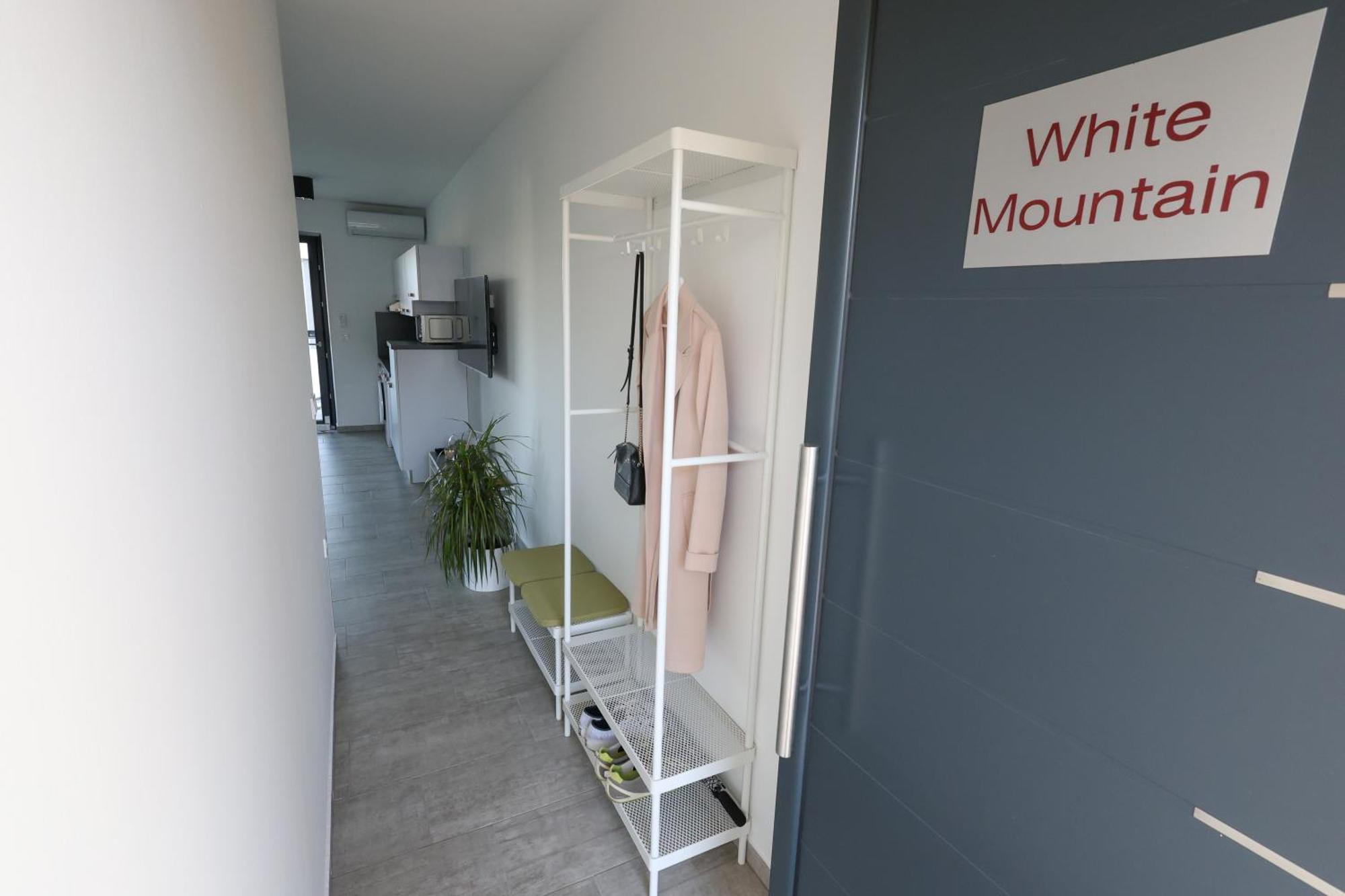 White Mountain Apartment Banovci Exteriör bild